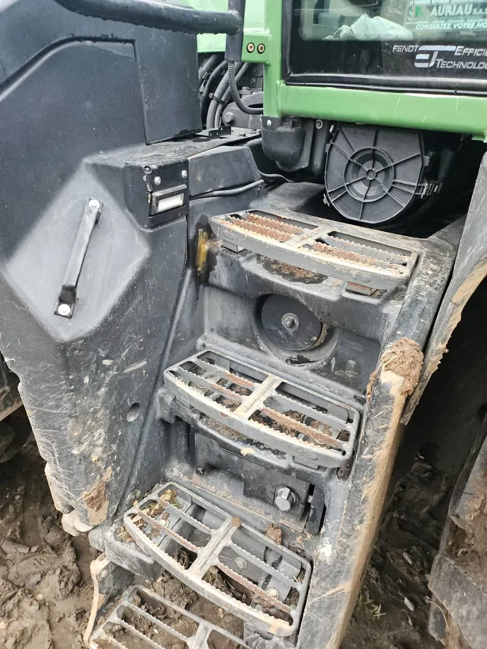 Foto 3 der Reparatur — Kraftstofftank-Reparatur Fendt 826 — Barce