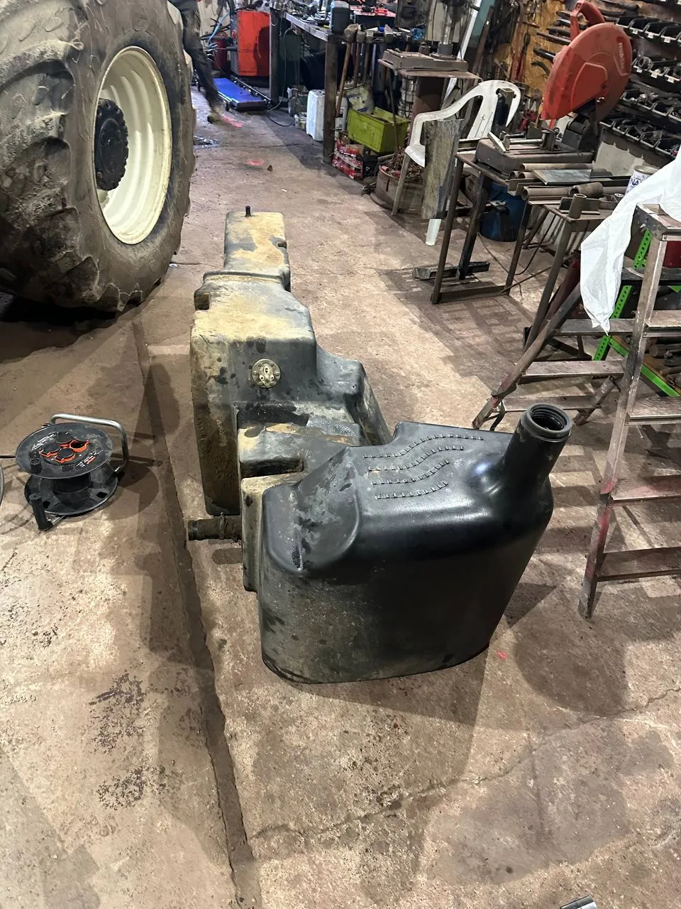Foto 6 der Reparatur — Kraftstofftank-Reparatur New Holland TM175 — Piecowice