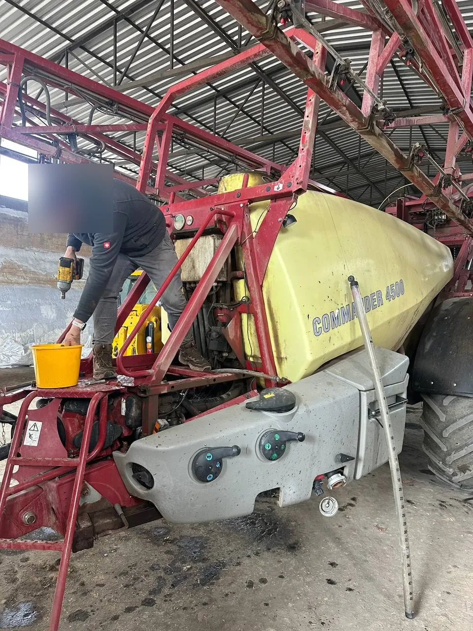 Foto 6 der Reparatur — Spritzentank-Reparatur Hardi Commander 4500 — Duża Cerkwica
