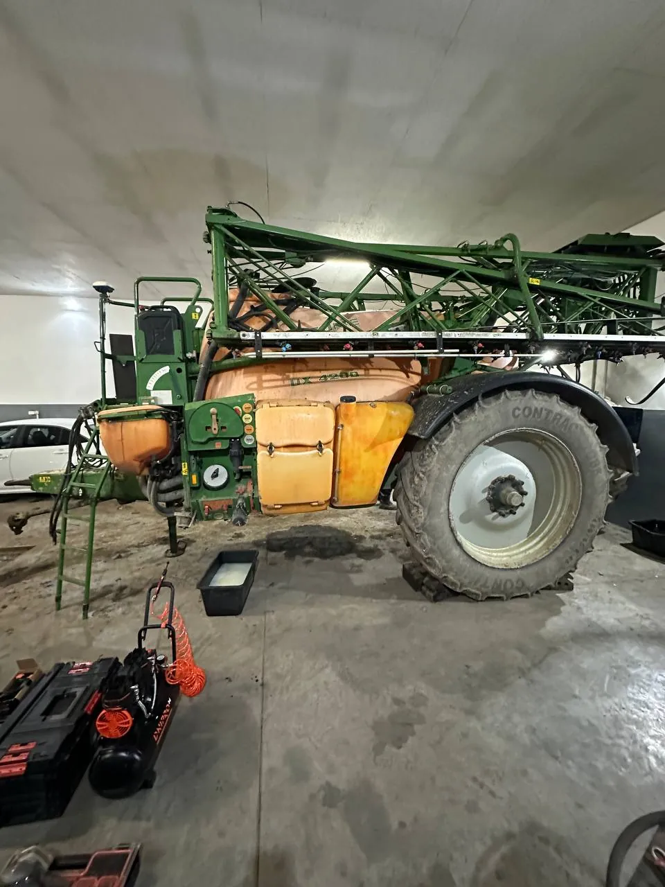 Foto 3 der Reparatur — Spritzentank-Reparatur Amazone UX4200 — Korczew