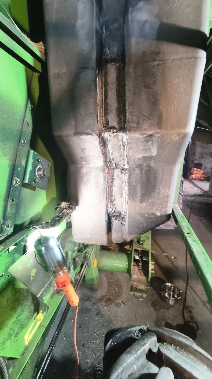 Foto 12 der Reparatur — Kraftstofftank-Reparatur John Deere 1450 — Knyszyn