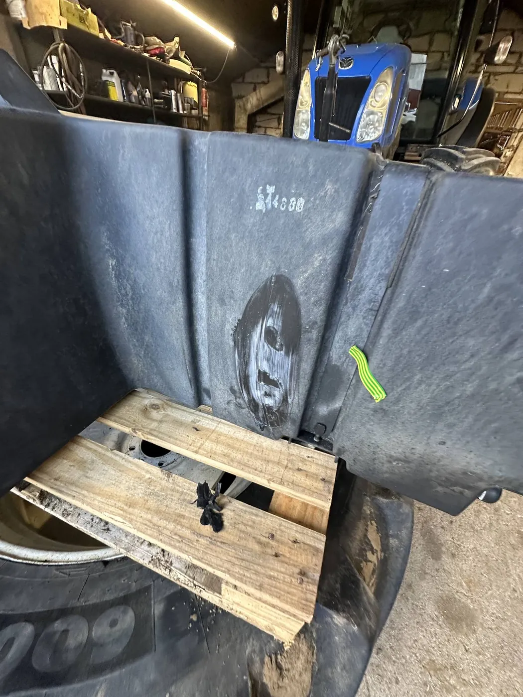 Foto 9 der Reparatur — Kraftstofftank-Reparatur New Holland T6030 — Hamulka