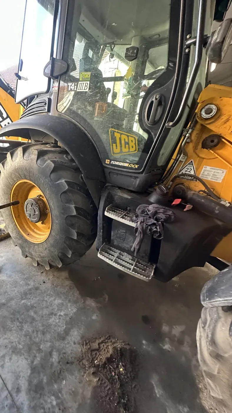 Foto 6 der Reparatur — Kraftstofftank-Reparatur JCB 3CX — Bolesławiec