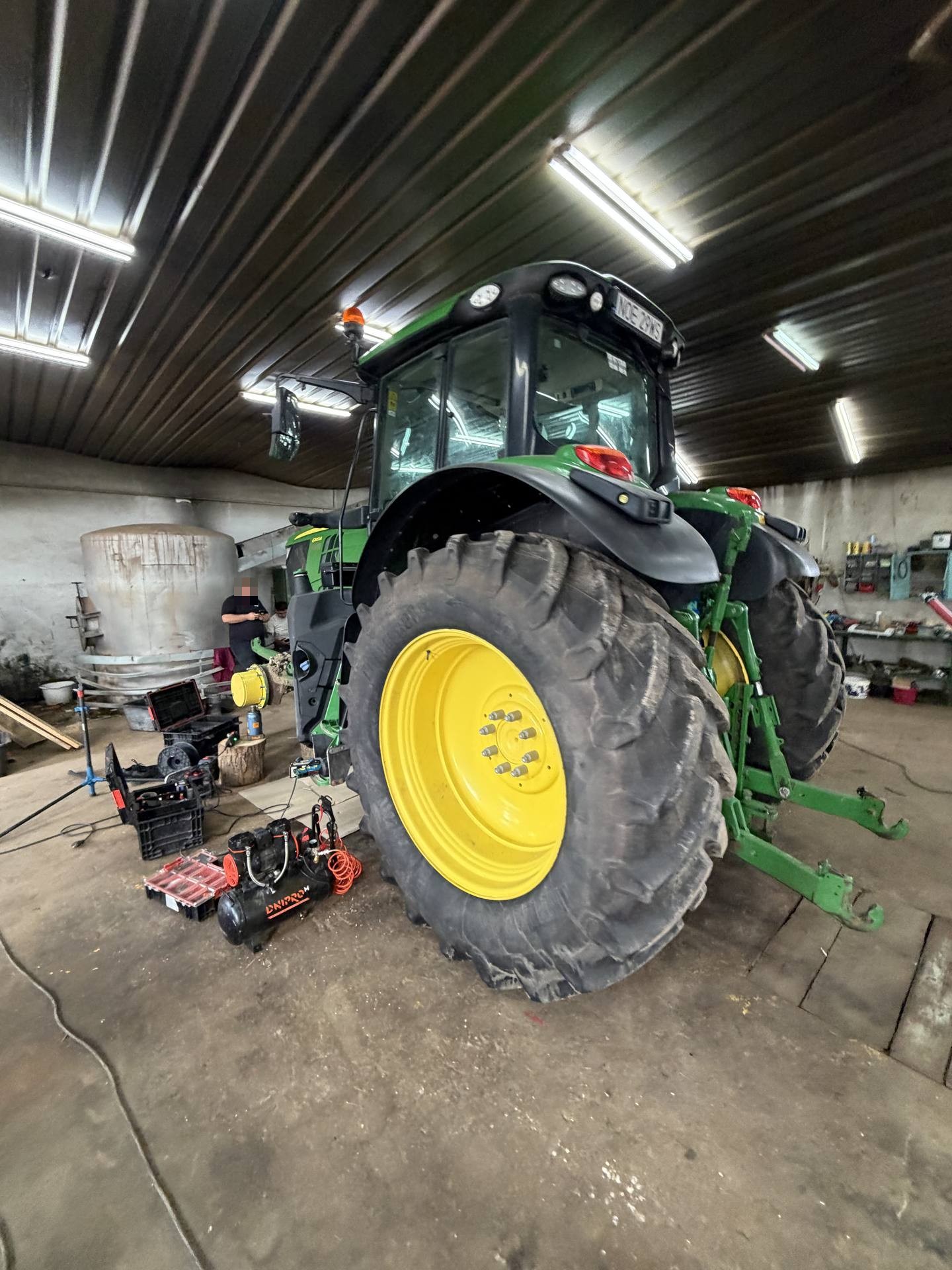 Foto 33 der Reparatur — Kraftstofftank-Reparatur John Deere 6195M — Zajdy