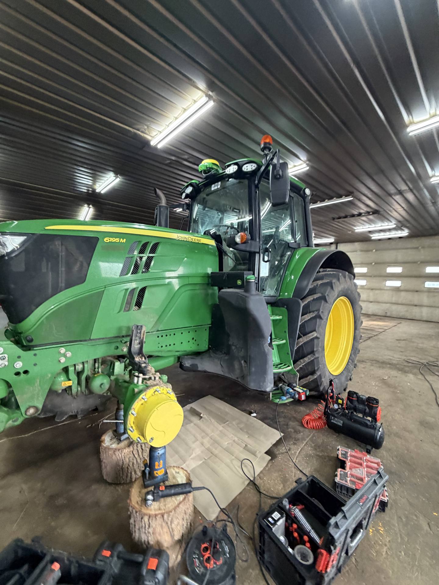 Kraftstofftank — John Deere 6195M