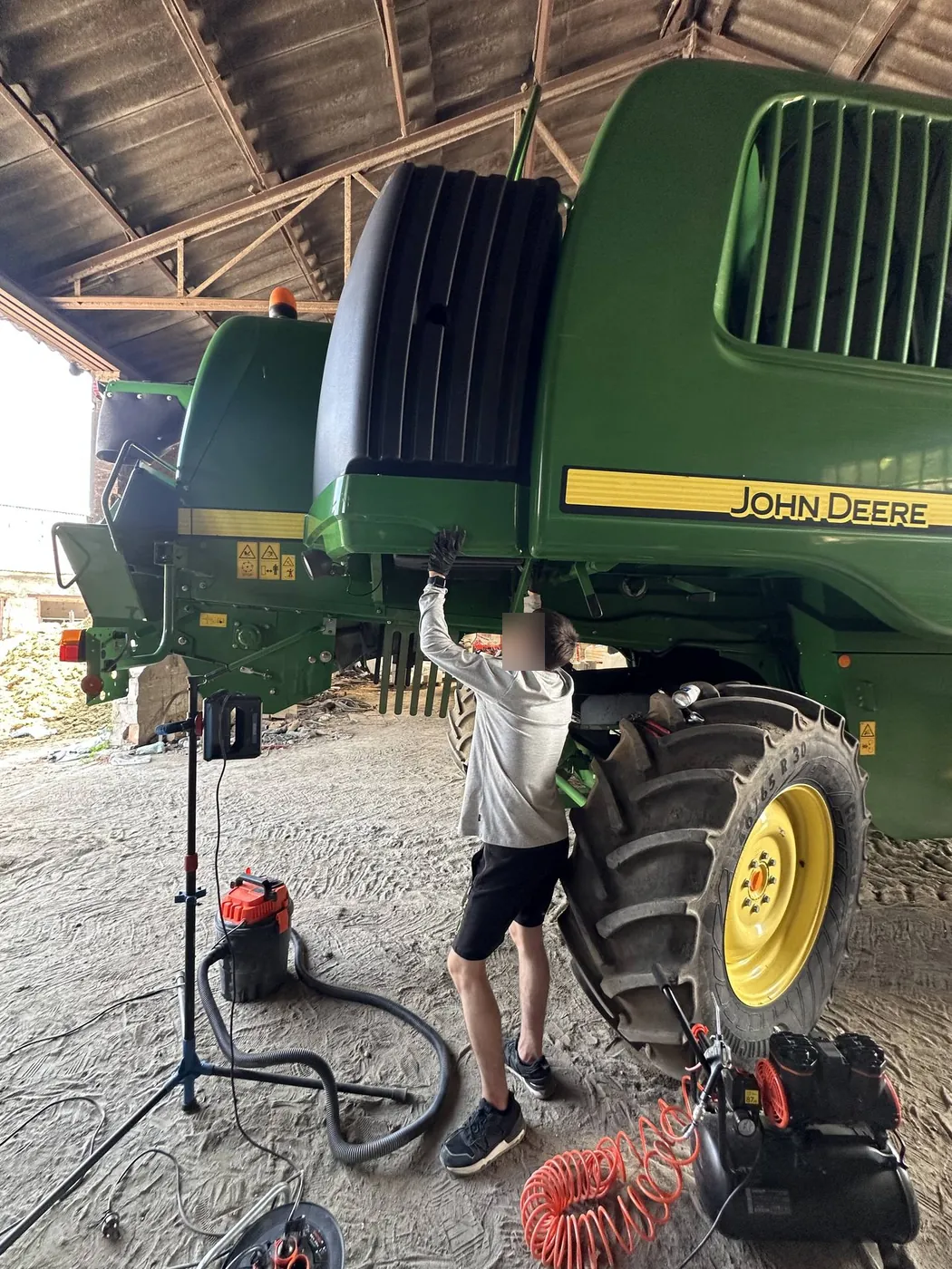 Foto 4 der Reparatur — Kraftstofftank-Reparatur John Deere 9640 — Bronikowo