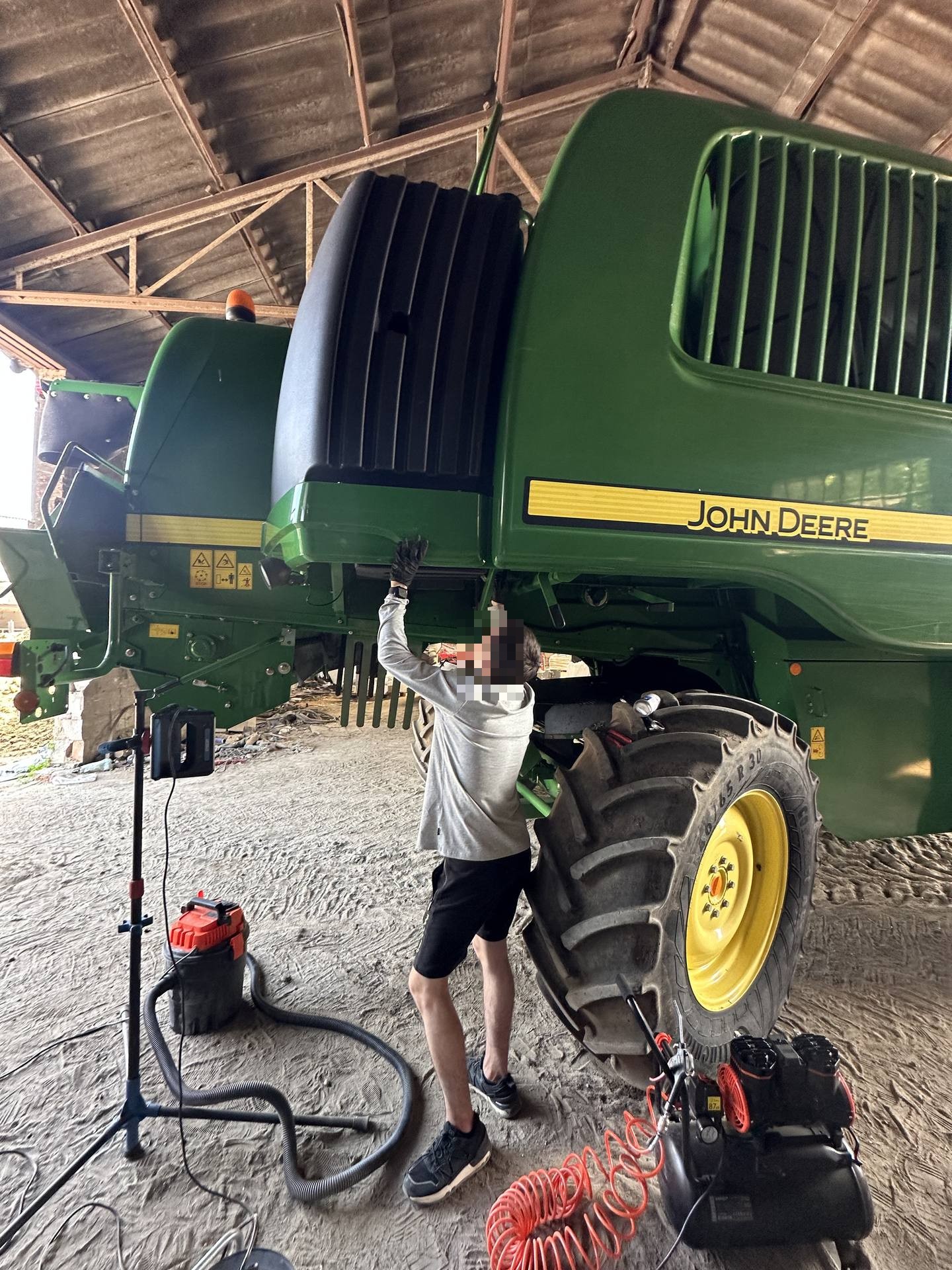 Foto 27 der Reparatur — Kraftstofftank-Reparatur John Deere 9640 — Bronikowo