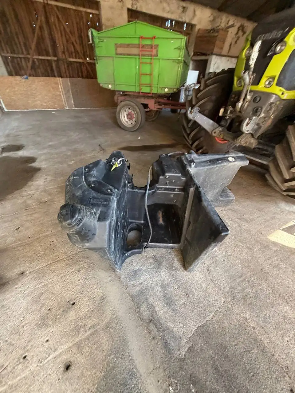 Foto 10 der Reparatur — Kraftstofftank-Reparatur Claas Aksion 870 — Jerka