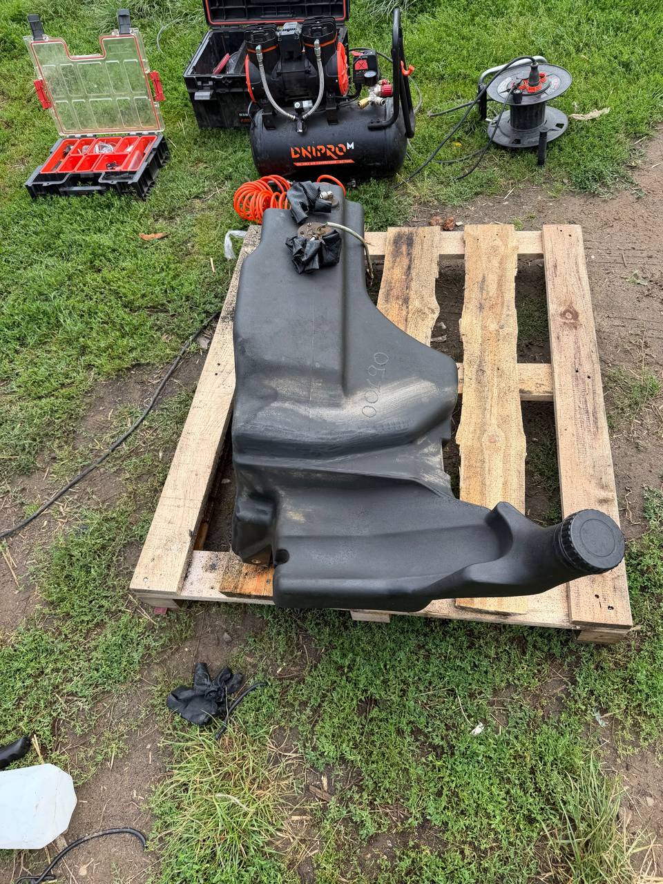 Foto 24 der Reparatur — Kraftstofftank-Reparatur Same Roller 60 — Podpniewki