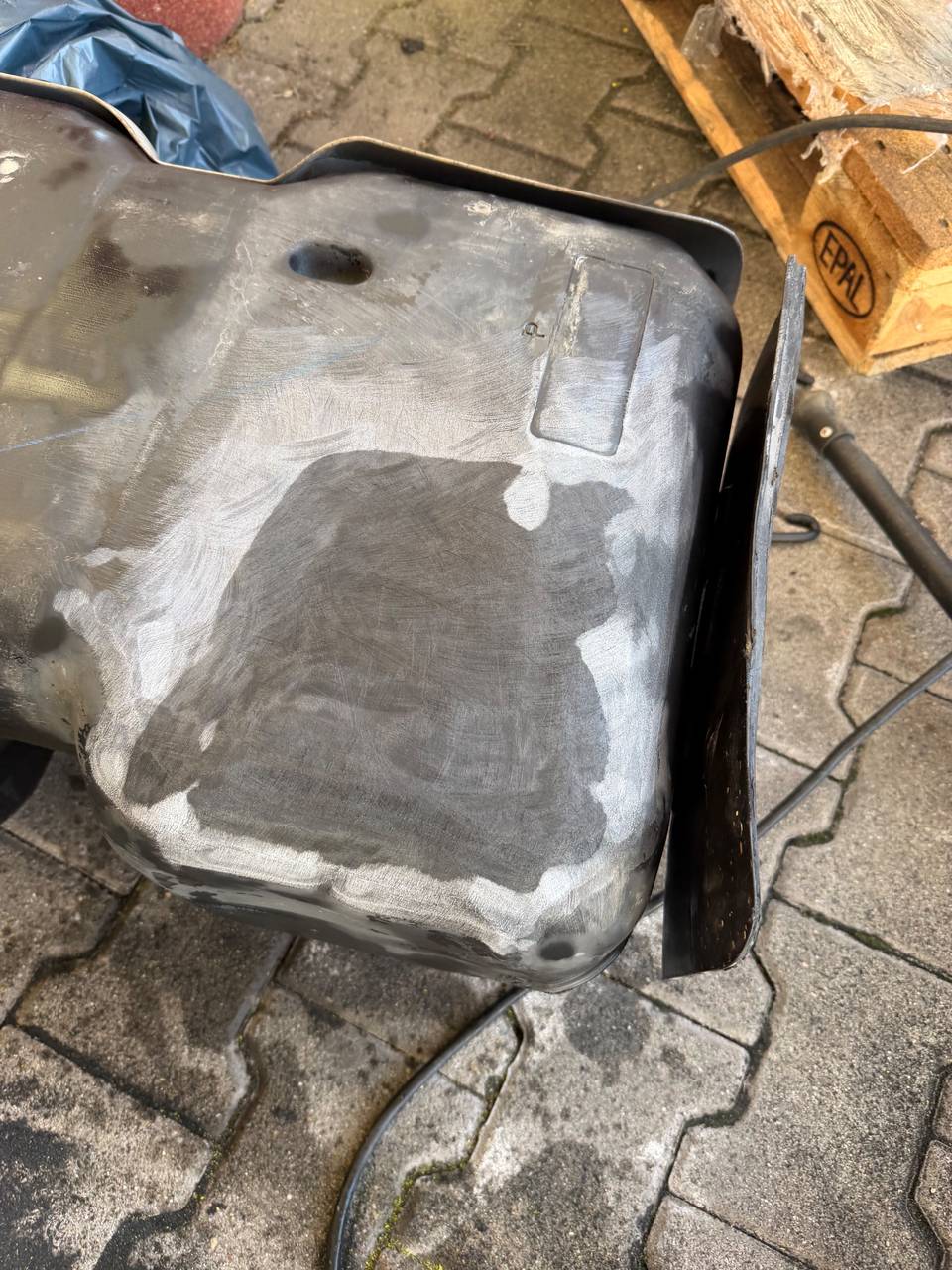 Foto 13 der Reparatur — Kraftstofftank-Reparatur Cadillac Escalade
