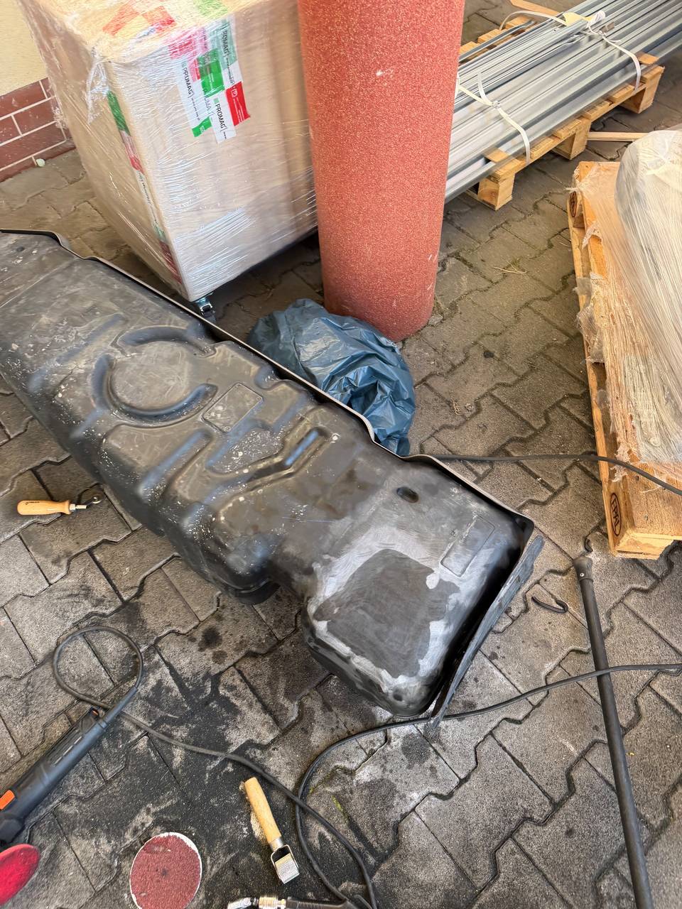 Foto 14 der Reparatur — Kraftstofftank-Reparatur Cadillac Escalade