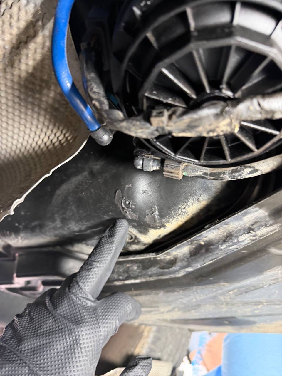 Foto 3 der Reparatur — Kraftstofftank-Reparatur Mercedes-Benz GLC