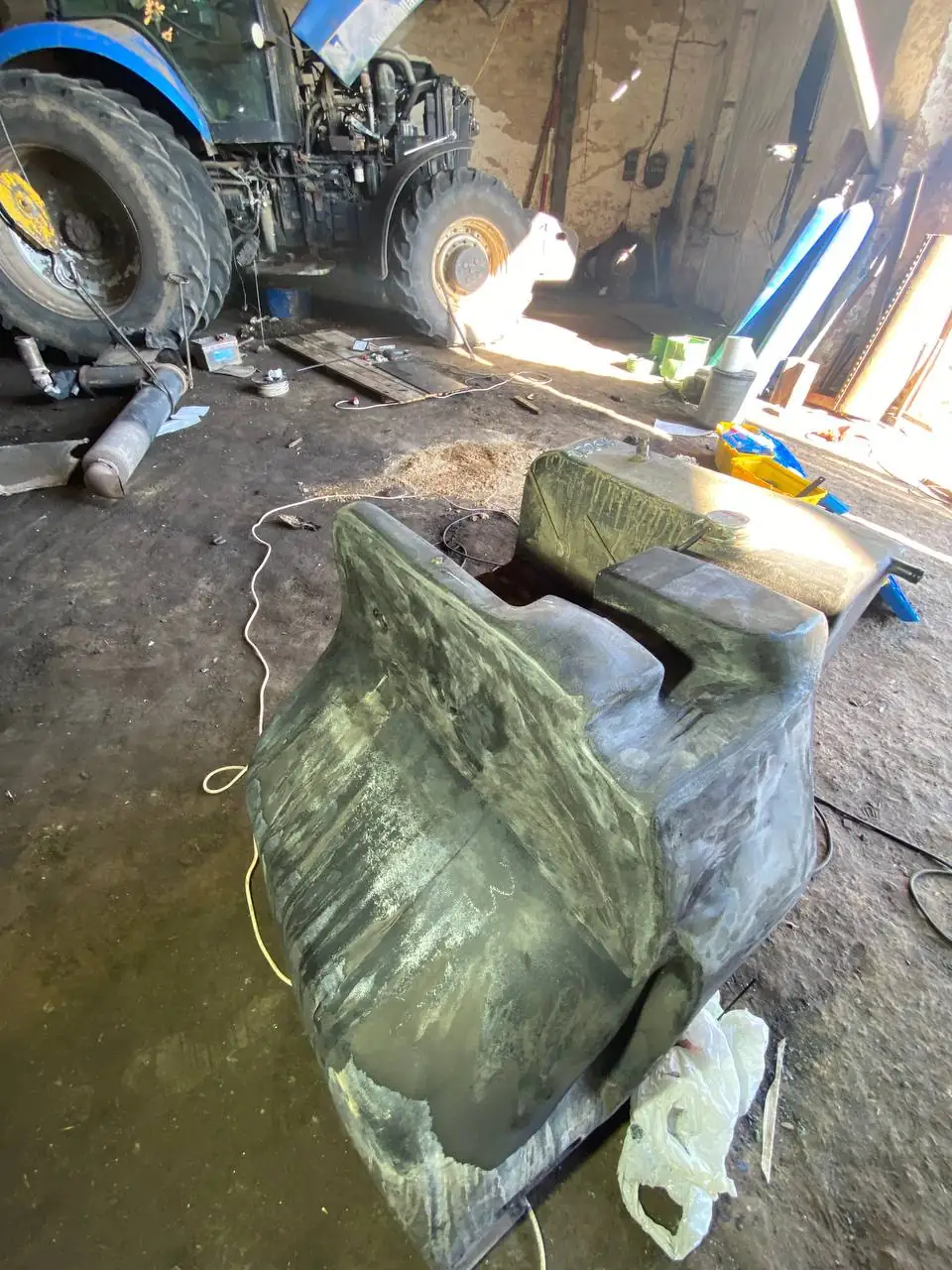 Foto 3 der Reparatur — Kraftstofftank-Reparatur New Holland T8040