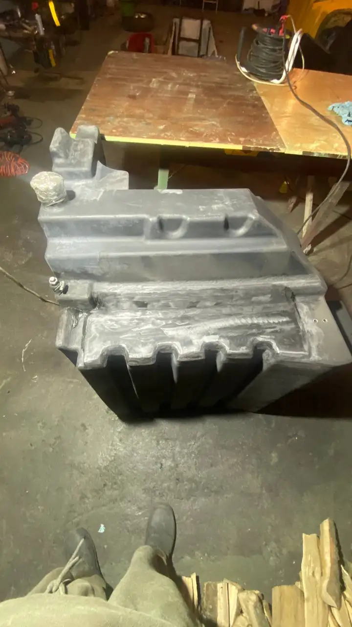 Foto 1 der Reparatur — Kraftstofftank-Reparatur Case 340 — Risse