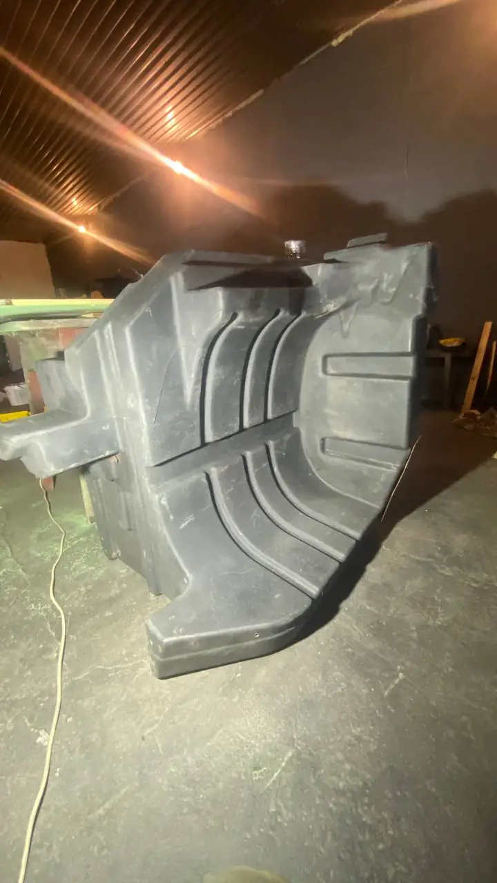 Foto 4 der Reparatur — Kraftstofftank-Reparatur Case 340 — Risse