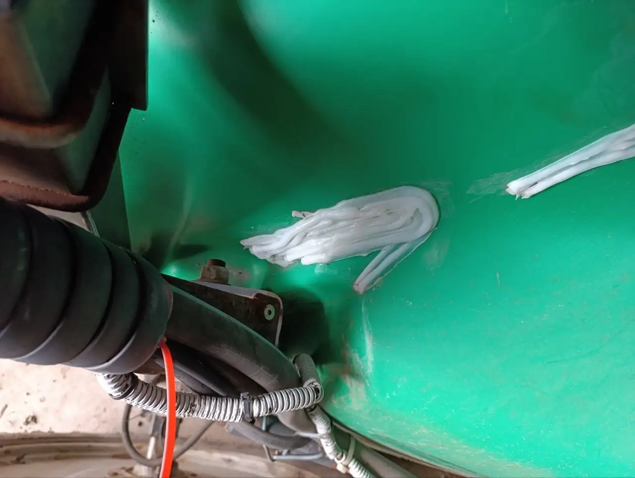 Foto 4 der Reparatur — Spritzentank-Reparatur an der Anhängespritze — Riss
