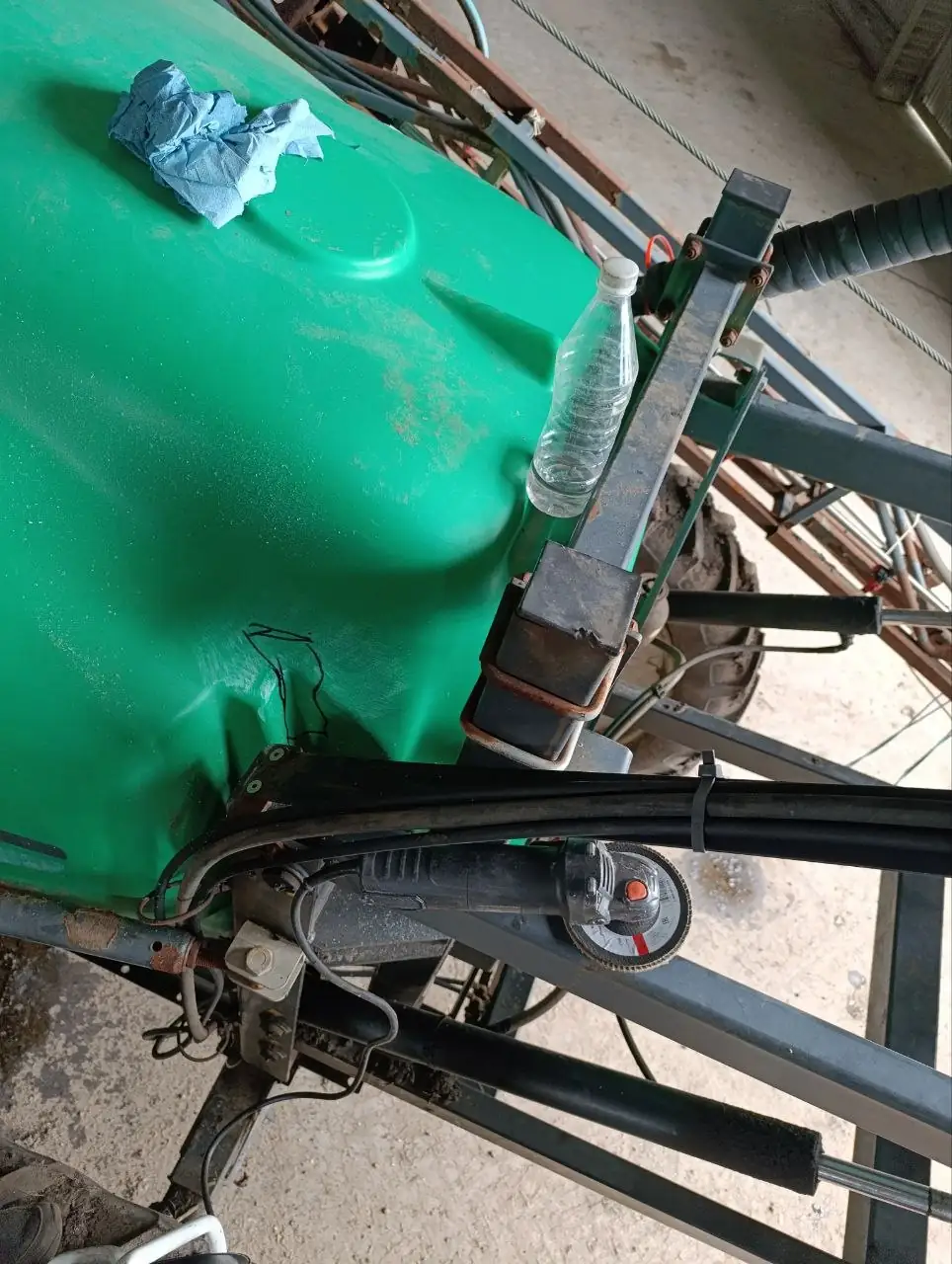 Foto 6 der Reparatur — Spritzentank-Reparatur an der Anhängespritze — Riss
