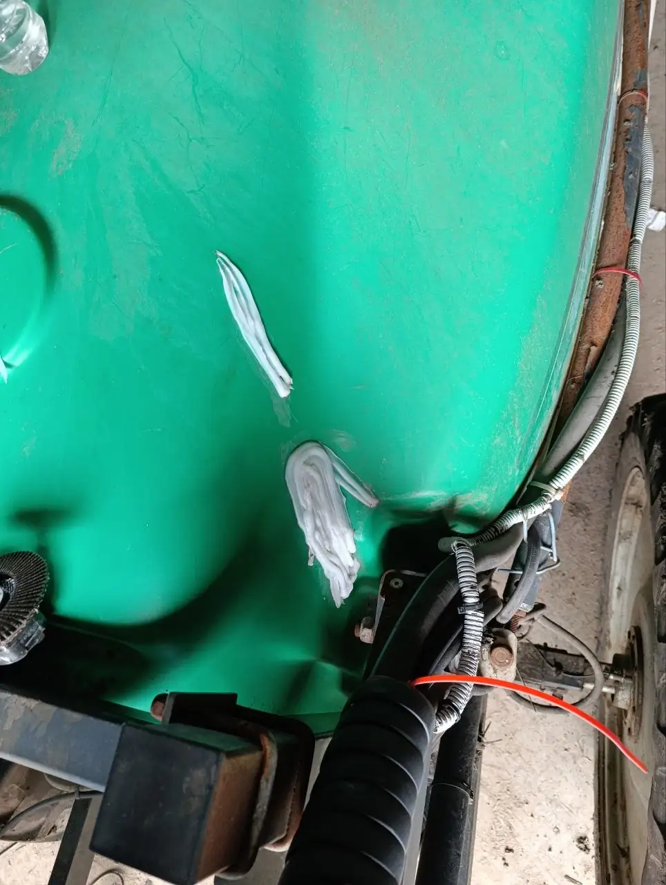 Foto 20 der Reparatur — Spritzentank-Reparatur an der Anhängespritze — Riss