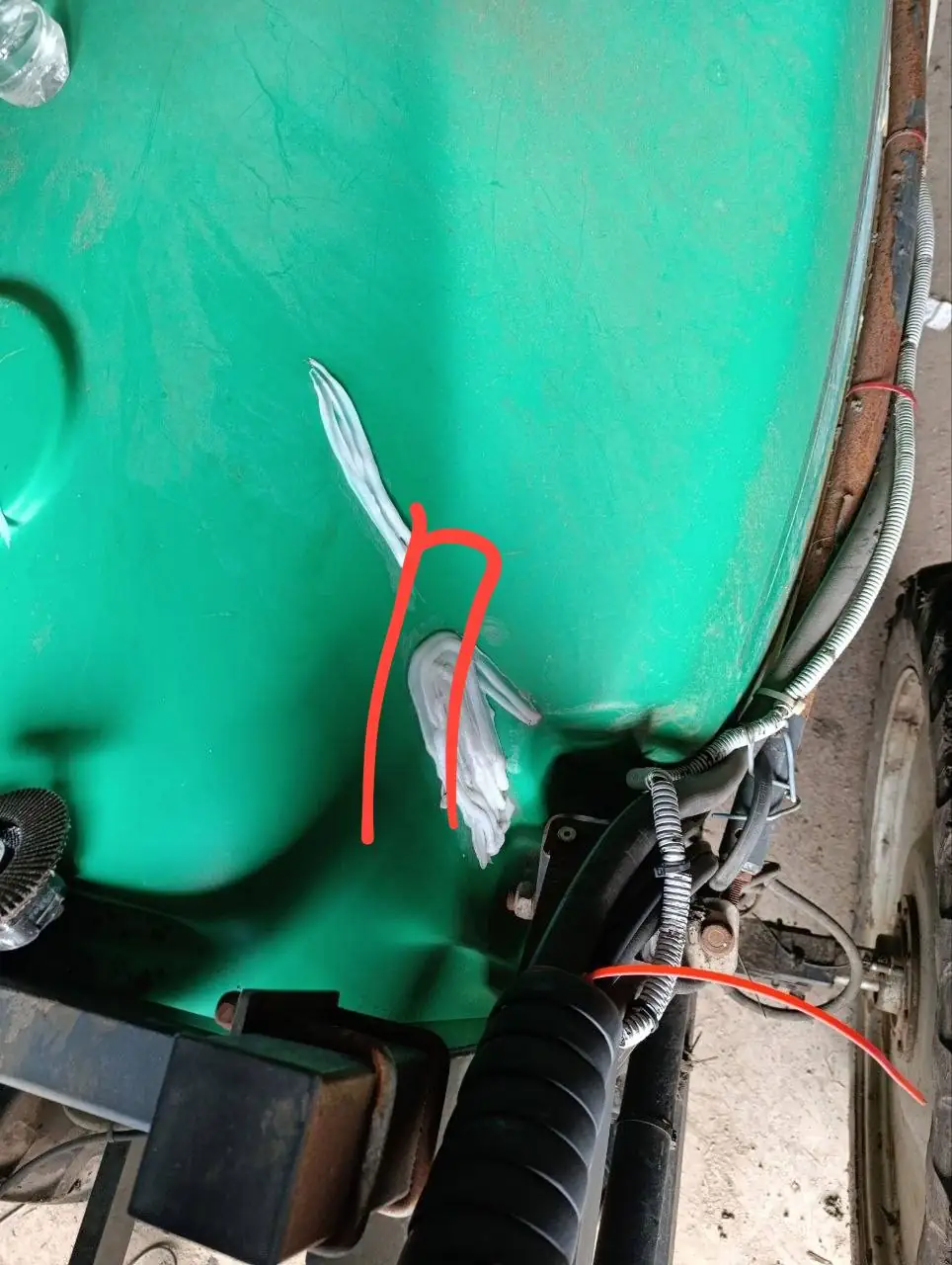 Foto 13 der Reparatur — Spritzentank-Reparatur an der Anhängespritze — Riss