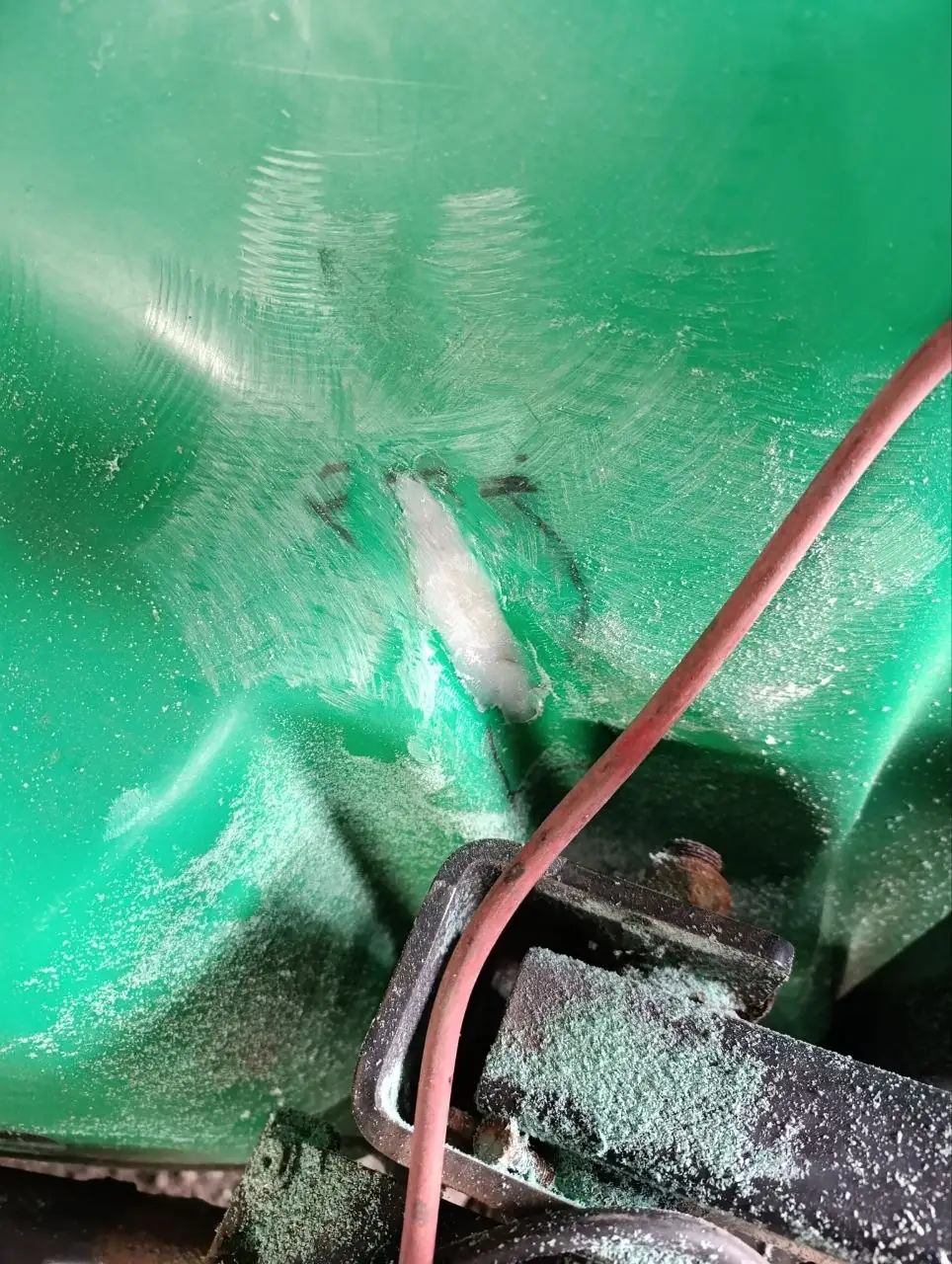 Foto 18 der Reparatur — Spritzentank-Reparatur an der Anhängespritze — Riss