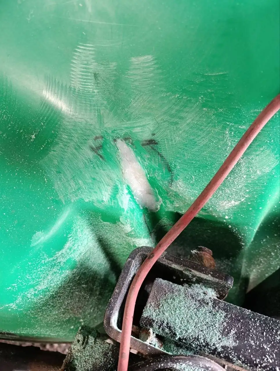 Foto 17 der Reparatur — Spritzentank-Reparatur an der Anhängespritze — Riss