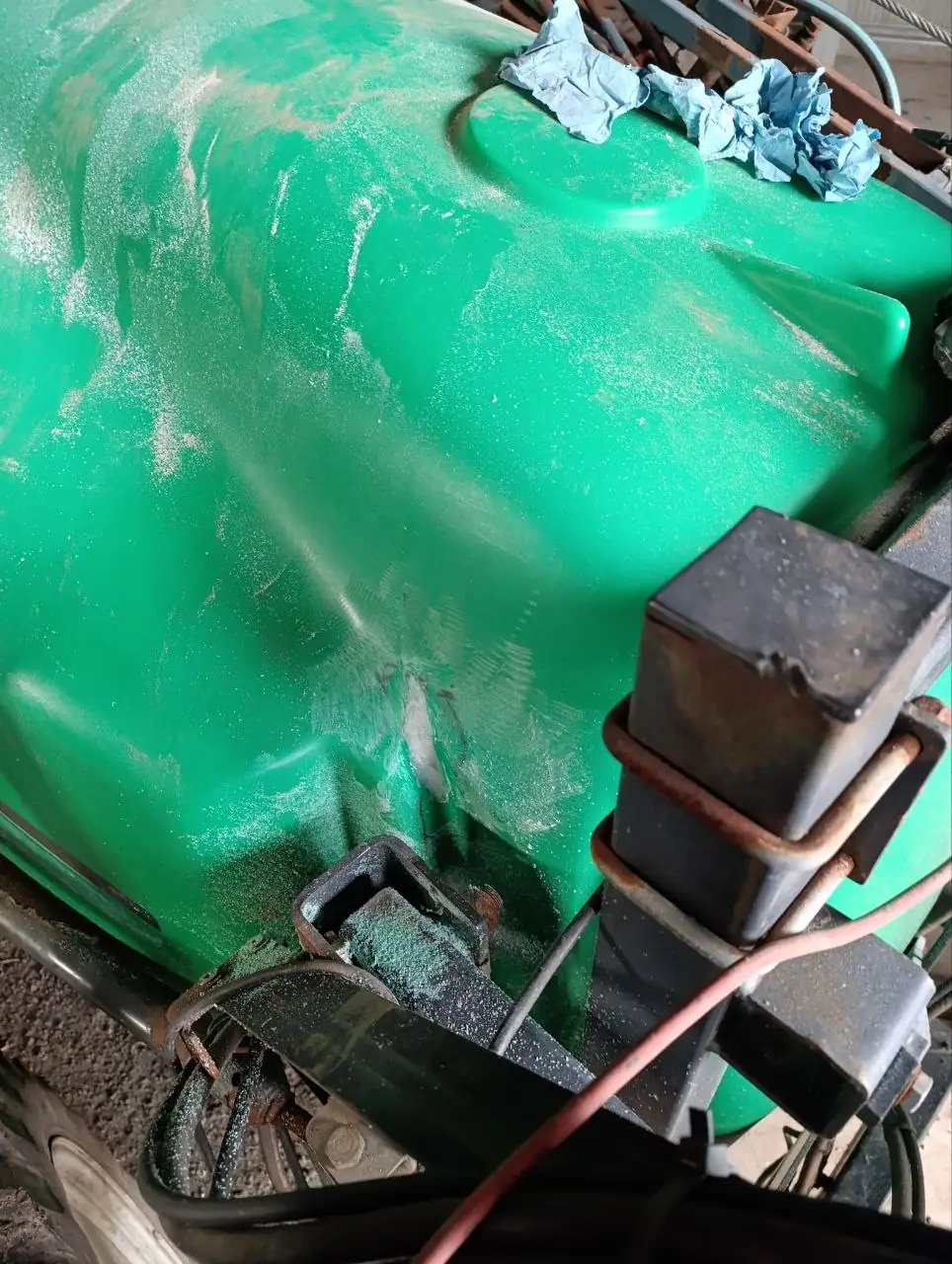 Foto 16 der Reparatur — Spritzentank-Reparatur an der Anhängespritze — Riss