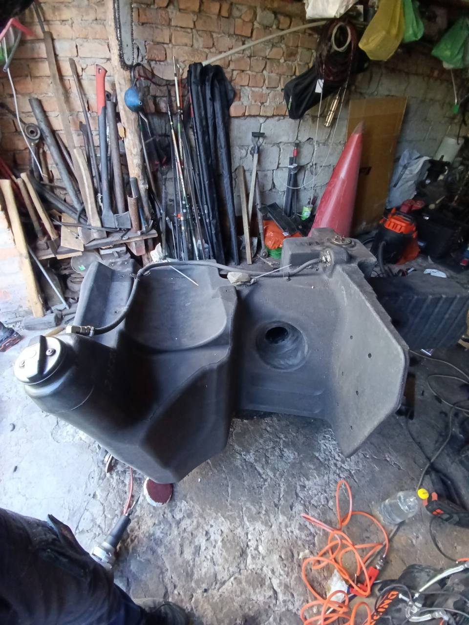 Foto 8 der Reparatur — Kraftstofftank-Reparatur am Traktor — Riss am Befestigungspunkt