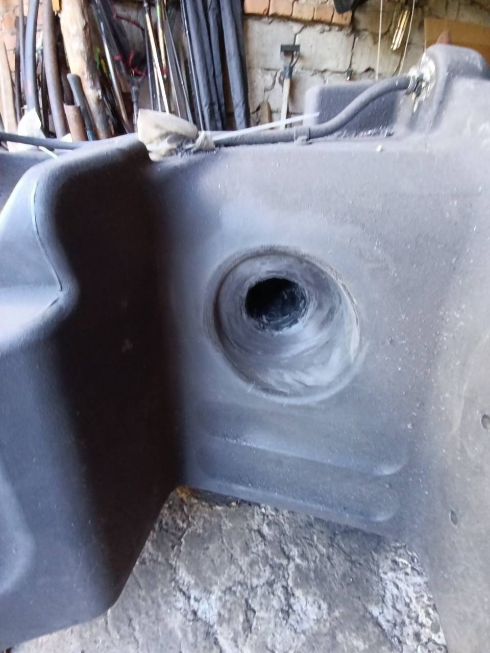 Foto 9 der Reparatur — Kraftstofftank-Reparatur am Traktor — Riss am Befestigungspunkt