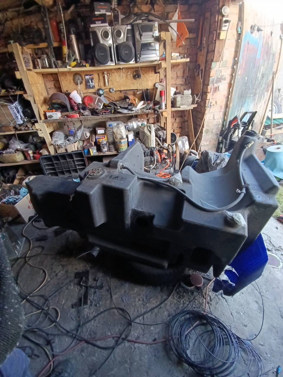 Foto 11 der Reparatur — Kraftstofftank-Reparatur am Traktor — Riss am Befestigungspunkt