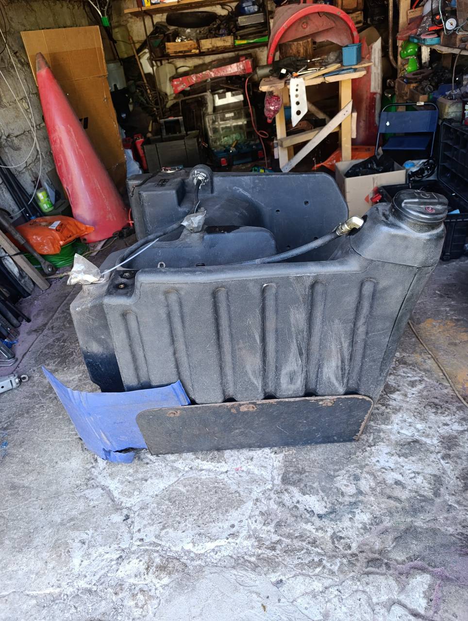 Foto 7 der Reparatur — Kraftstofftank-Reparatur am Traktor — Riss am Befestigungspunkt