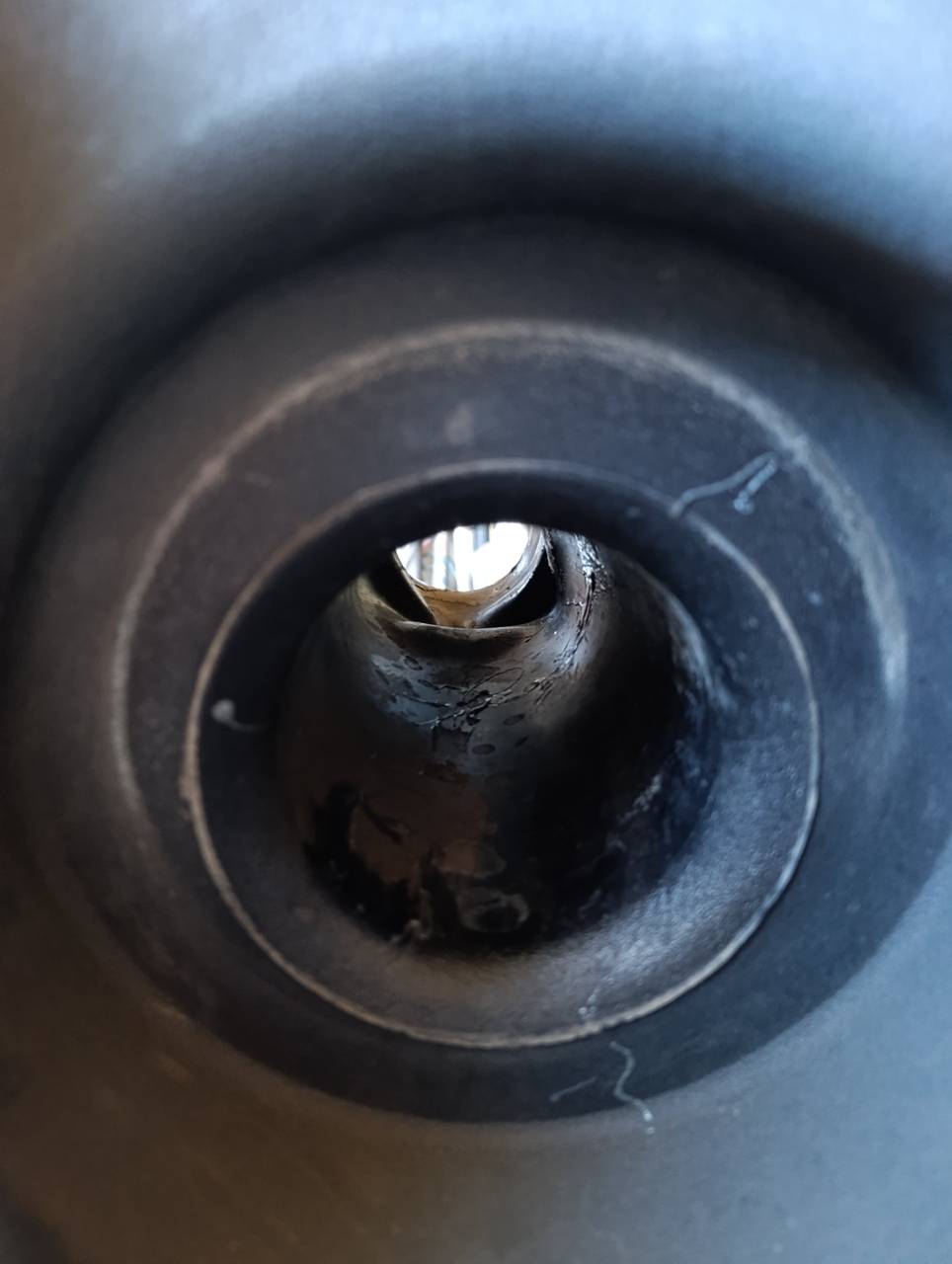 Foto 5 der Reparatur — Kraftstofftank-Reparatur am Traktor — Riss am Befestigungspunkt