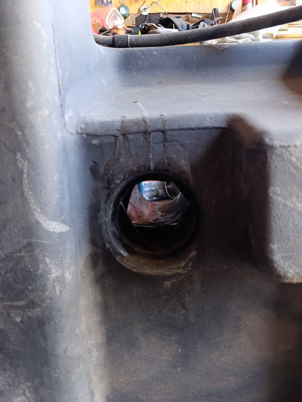 Foto 2 der Reparatur — Kraftstofftank-Reparatur am Traktor — Riss am Befestigungspunkt