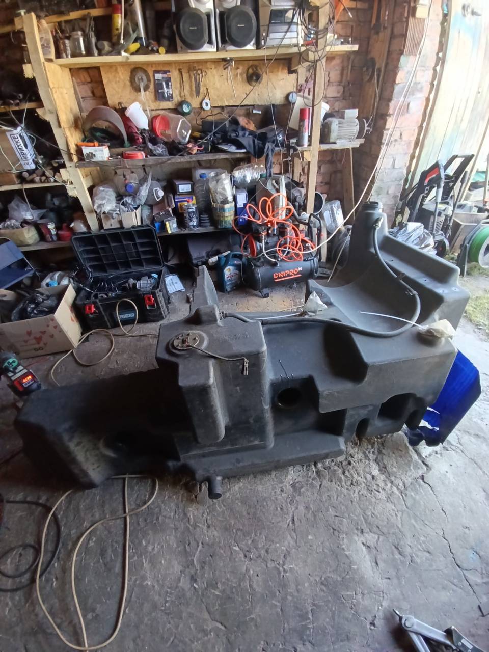 Foto 1 der Reparatur — Kraftstofftank-Reparatur am Traktor — Riss am Befestigungspunkt
