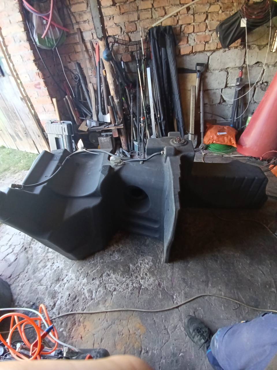 Foto 4 der Reparatur — Kraftstofftank-Reparatur am Traktor — Riss am Befestigungspunkt