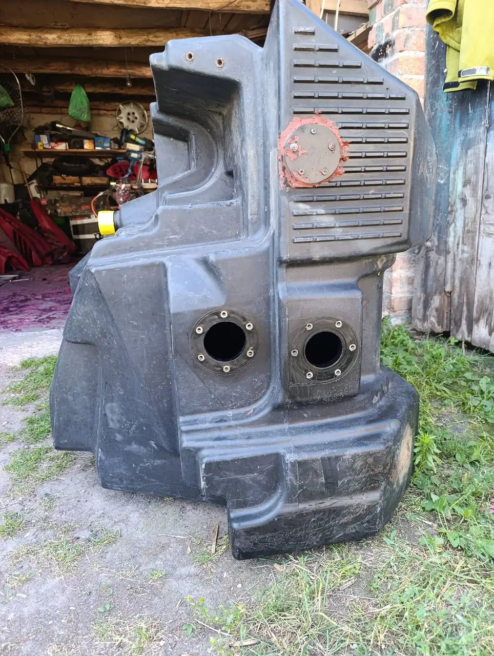 Foto 3 der Reparatur — Kraftstofftank-Reparatur Fendt 936 — Riss
