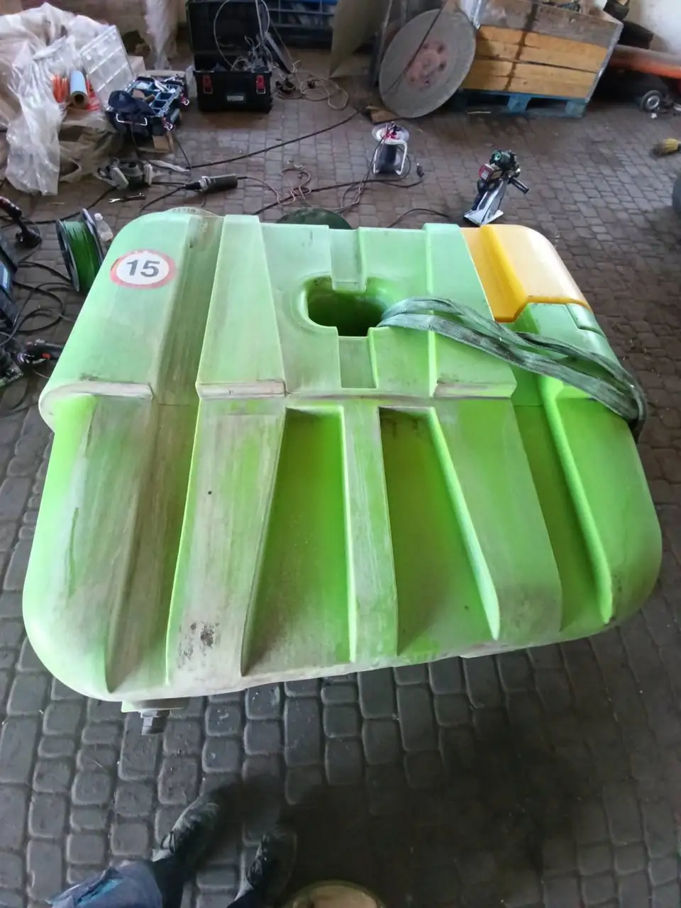 Foto 12 der Reparatur — Spritzentank-Reparatur an der Anbauspritze — Riss
