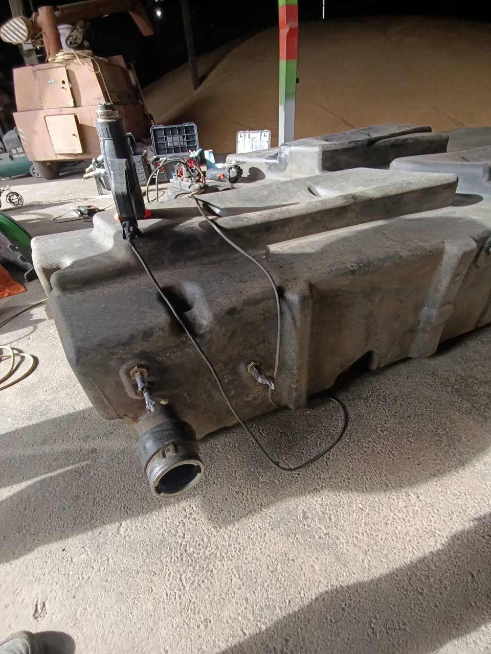Foto 12 der Reparatur — Kraftstofftank-Reparatur Claas Lexion 760 — Riss an der typischen Stelle