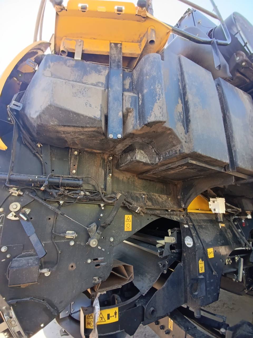 Foto 14 der Reparatur — Kraftstofftank-Reparatur New Holland CR 9.80