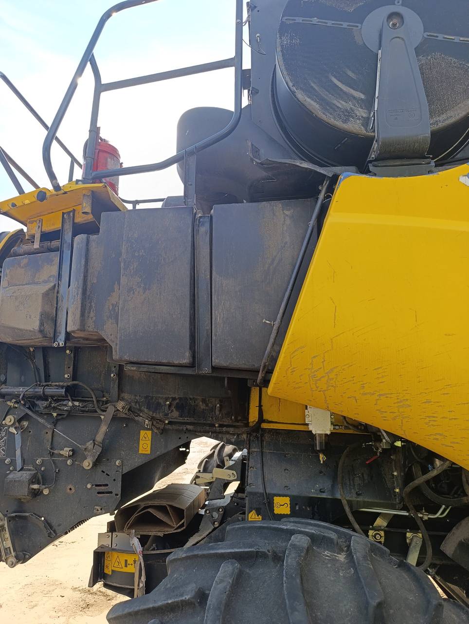 Foto 3 der Reparatur — Kraftstofftank-Reparatur New Holland CR 9.80
