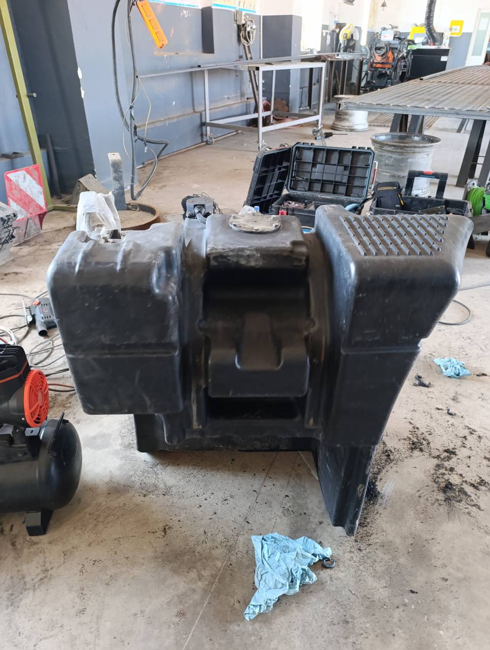 Foto 9 der Reparatur — Kraftstofftank-Reparatur Fendt 936 (2)