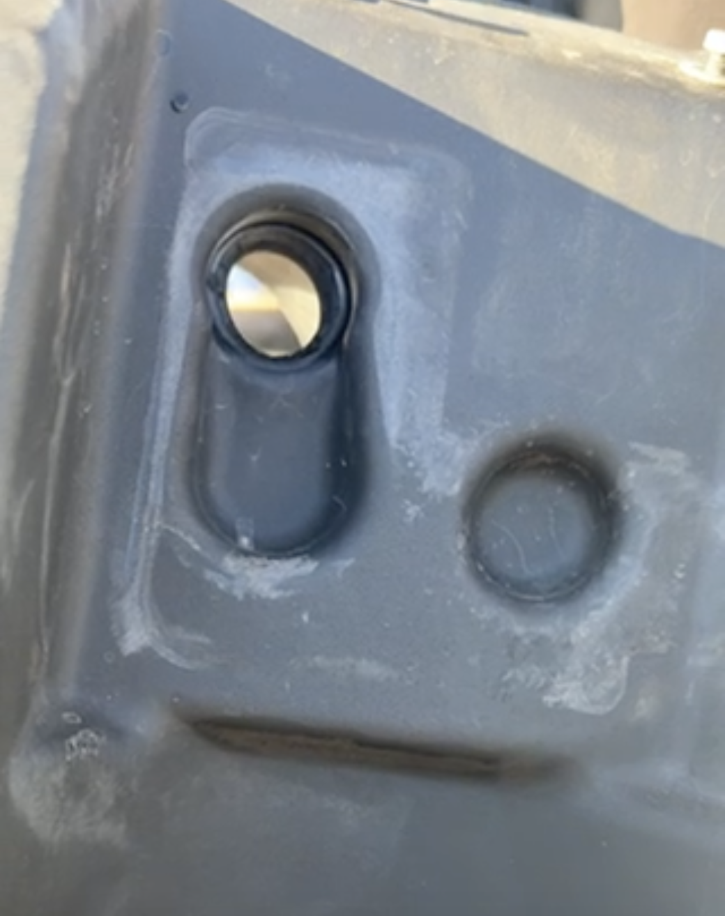Foto 1 der Reparatur — Kraftstofftank-Reparatur Fendt 936 — Beschädigter Befestigungspunkt