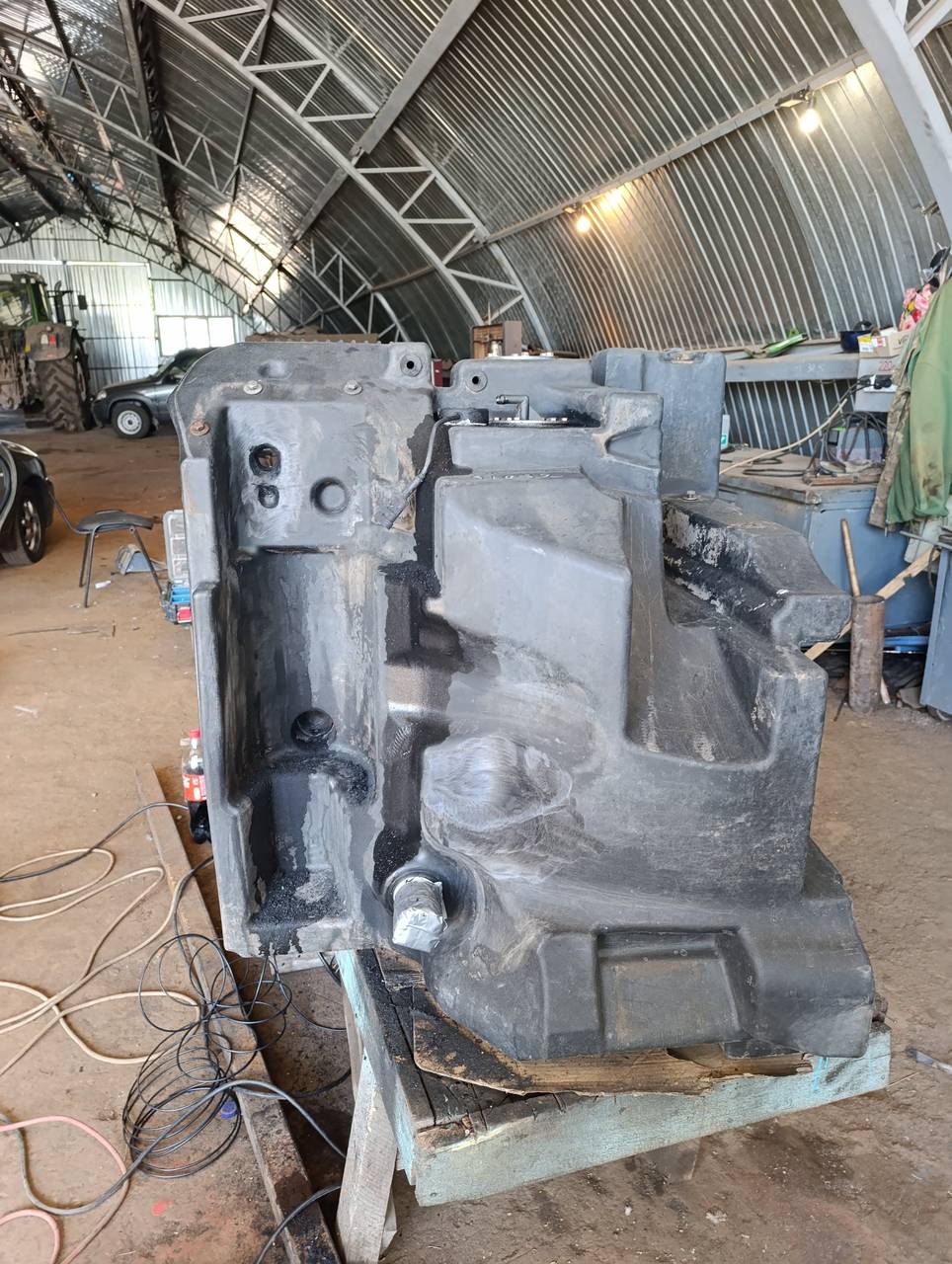 Foto 9 der Reparatur — Kraftstofftank-Reparatur Fendt 936 — Beschädigter Befestigungspunkt