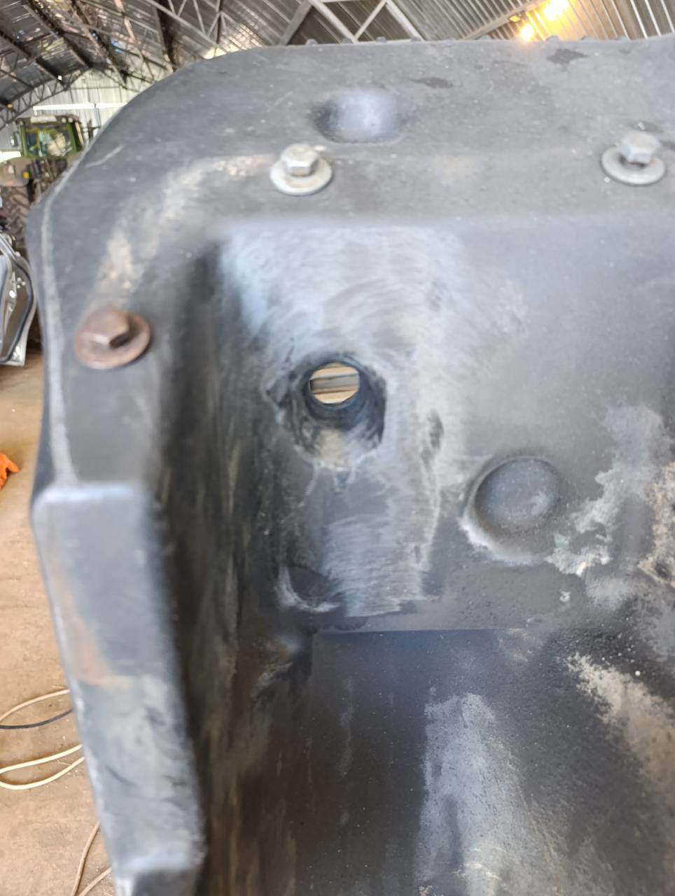 Foto 11 der Reparatur — Kraftstofftank-Reparatur Fendt 936 — Beschädigter Befestigungspunkt