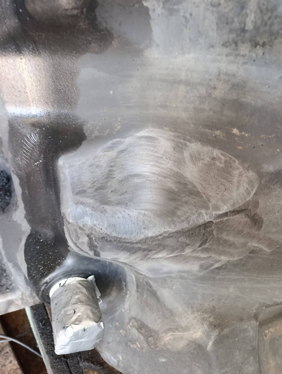 Foto 10 der Reparatur — Kraftstofftank-Reparatur Fendt 936 — Beschädigter Befestigungspunkt