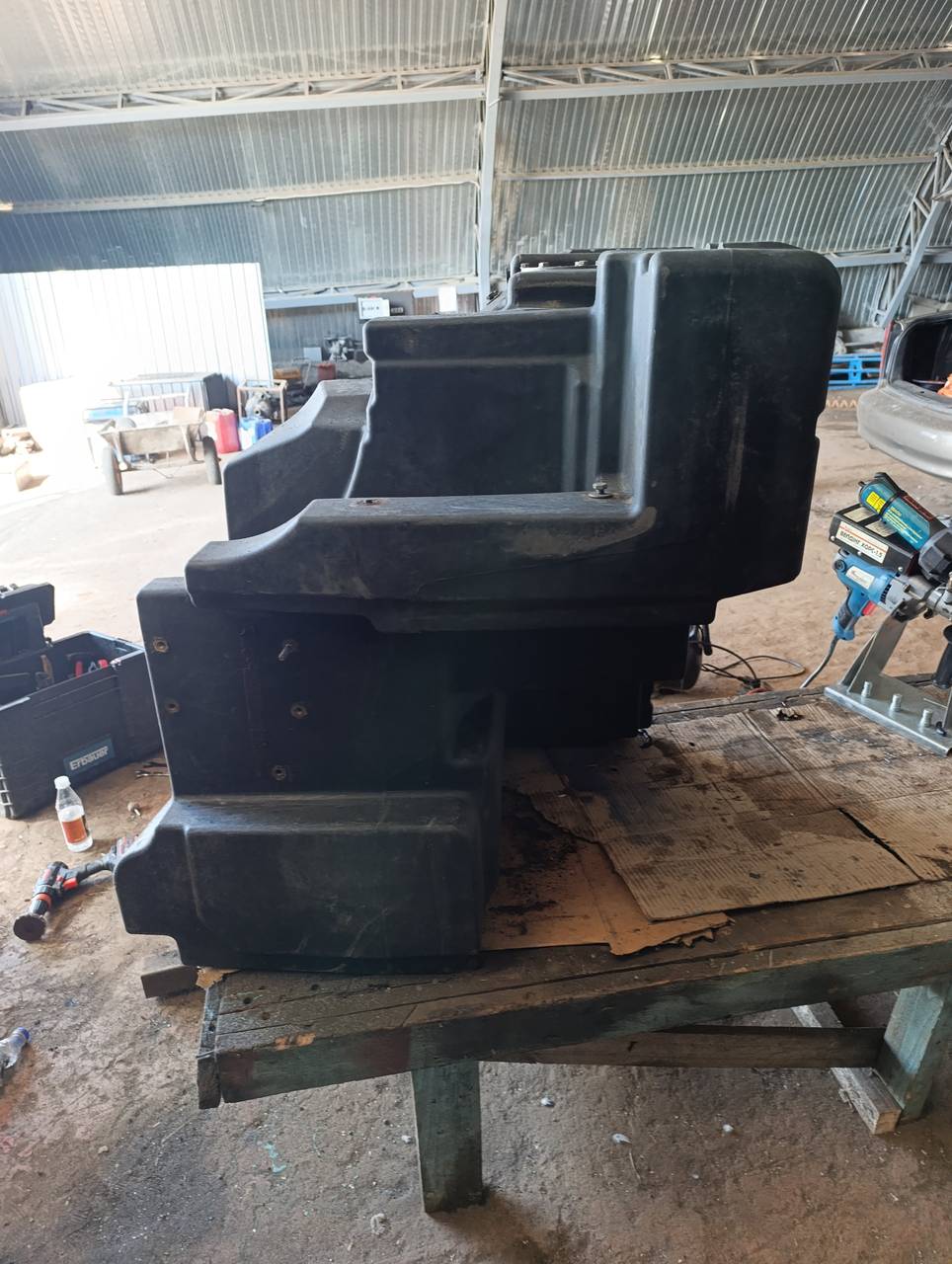 Foto 14 der Reparatur — Kraftstofftank-Reparatur Fendt 936 — Beschädigter Befestigungspunkt