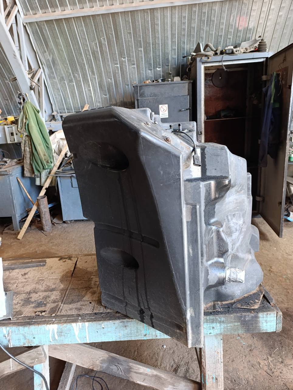Foto 13 der Reparatur — Kraftstofftank-Reparatur Fendt 936 — Beschädigter Befestigungspunkt
