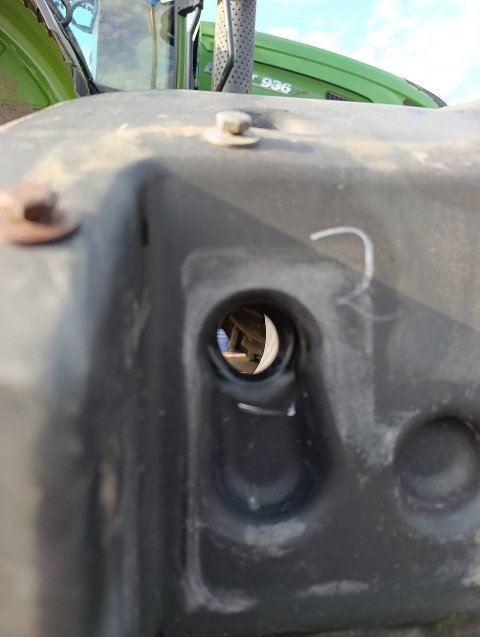 Foto 4 der Reparatur — Kraftstofftank-Reparatur Fendt 936 — Beschädigter Befestigungspunkt