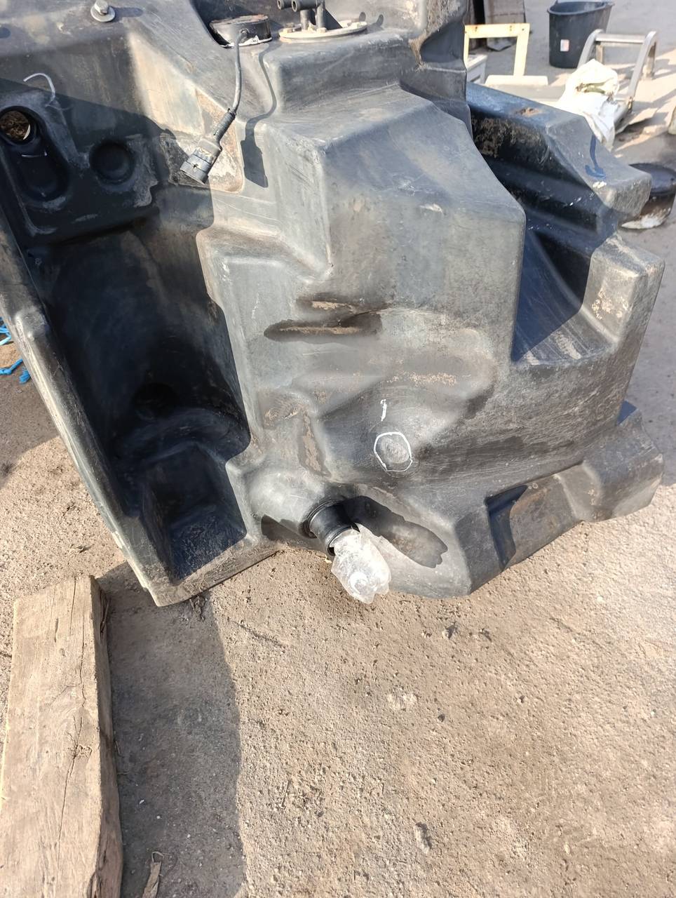 Foto 6 der Reparatur — Kraftstofftank-Reparatur Fendt 936 — Beschädigter Befestigungspunkt