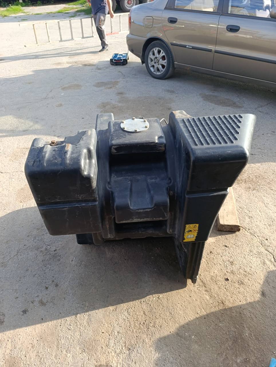 Foto 8 der Reparatur — Kraftstofftank-Reparatur Fendt 936 — Beschädigter Befestigungspunkt