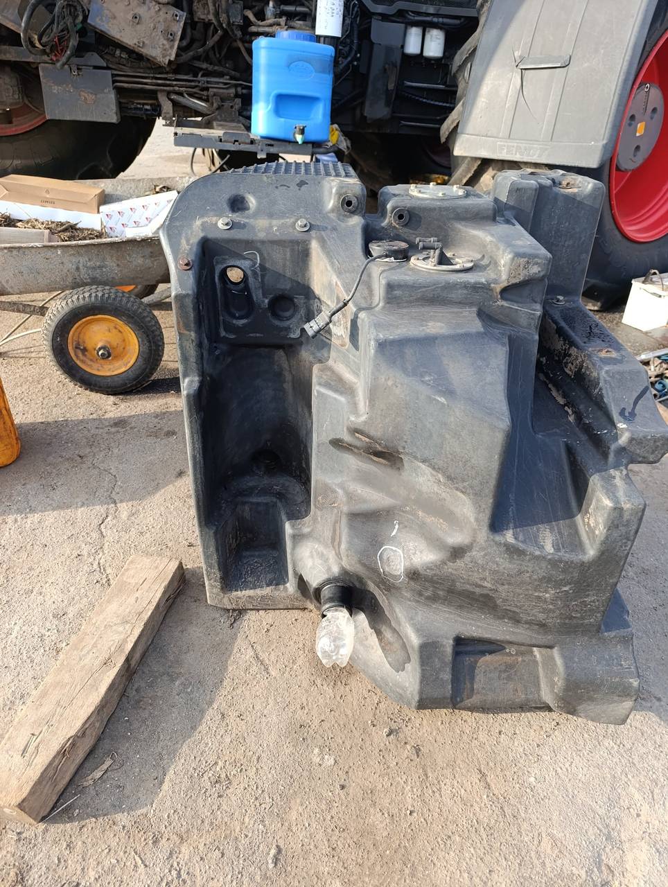 Foto 3 der Reparatur — Kraftstofftank-Reparatur Fendt 936 — Beschädigter Befestigungspunkt
